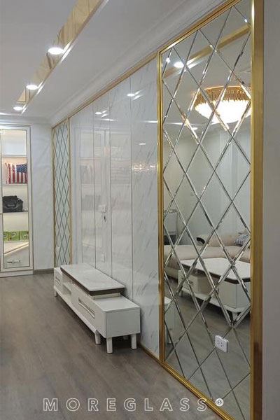 Gương ghép ô quả trám ốp tường phòng khách