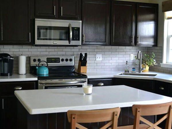 Đá ốp bàn bếp với vẻ ngoài sáng bóng nhẵn mịn đã thu hút được sự quan tâm và chú ý của rất nhiều ánh nhìn.