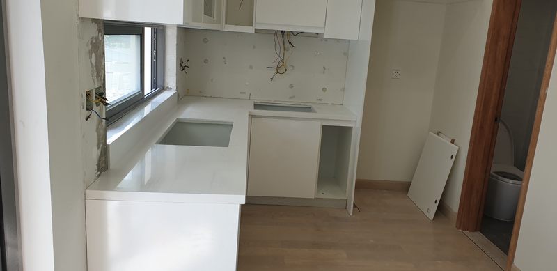 Bàn đá ốp bếp màu trắng góp phần mang tới giá trị thẩm mỹ cho không gian căn bếp của mỗi gia đình.