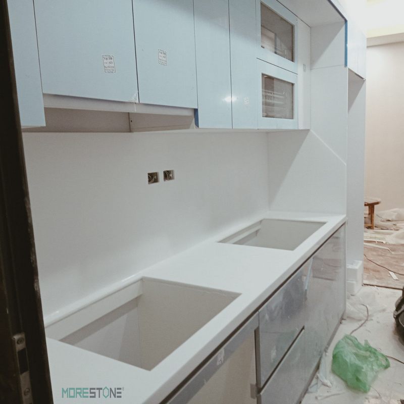 Đá ốp bếp bàn bếp màu trắng giúp không gian căn bếp của gia đình trở nên sáng và ấn tượng mỗi lần bước chân vào.