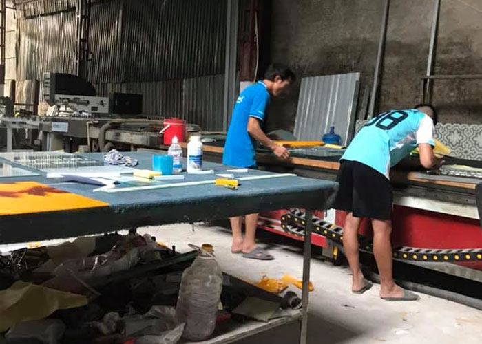 Điêu khắc kính tại xưởng
